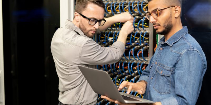 IT-Fachkräfte bei der Einrichtung eines Serversystems – digitale Infrastruktur für Industrie und Produktion.